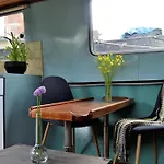 Floating بيت ضيافة