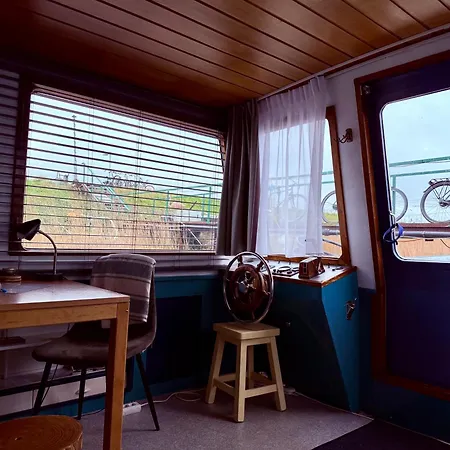 Floating 게스트하우스