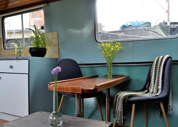 Floating 게스트하우스